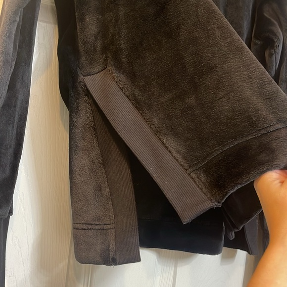 Athleta Velour Turtlen - Picture 3 of 8